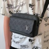 Sacoche LV ROYALE portée avec bandoulière réglable